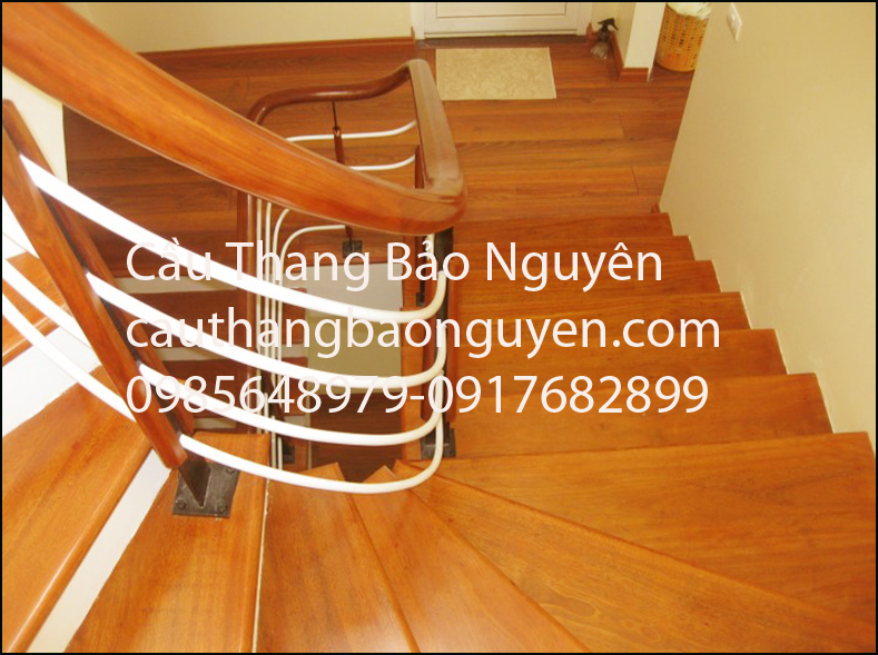 cầu thang bạc gỗ lan can sắt đẹp gỗ lim lào M1