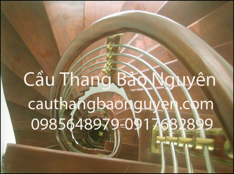 Mẫu cầu thang bậc gỗ song sắt uốn lượn đẹp M5