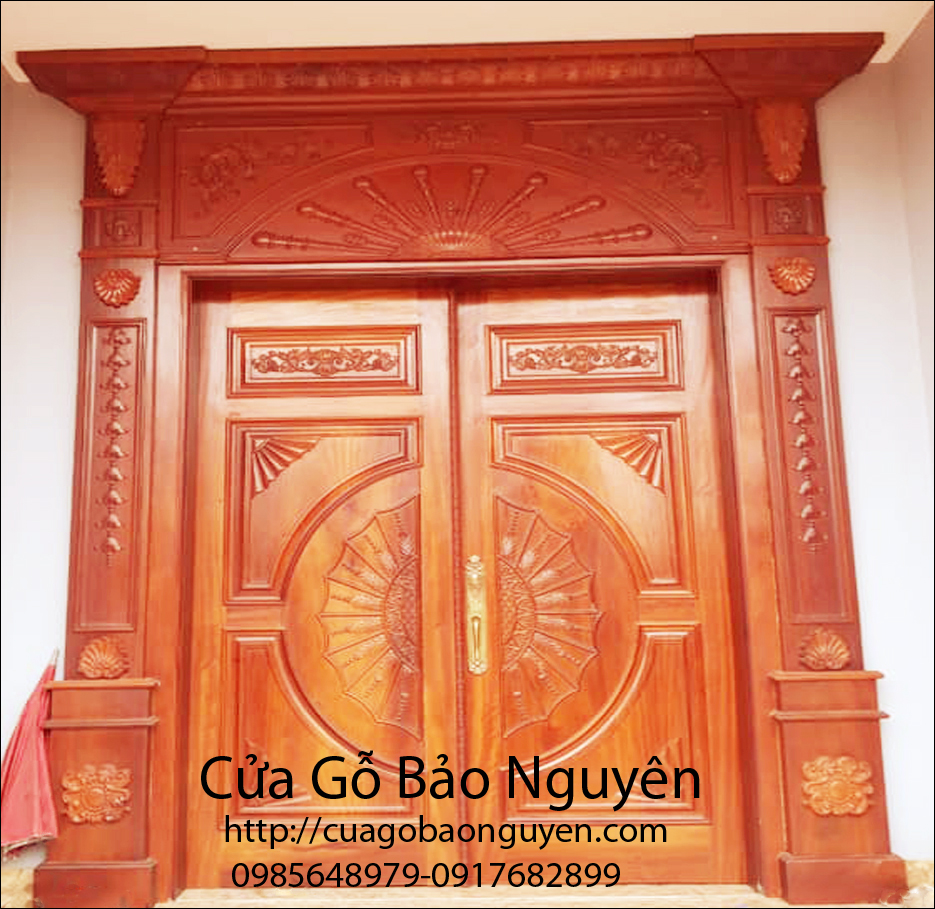 Mẫu cửa đi mặt tiền 2 cánh ốp trụ đục chạm mặt tiền M16
